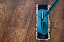 Nhờ chồng lau nhà, nàng dâu bị mẹ chồng mạt sát