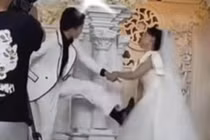 Đang mang bầu, cô dâu bị chú rể đạp ngã ở đám cưới vì...