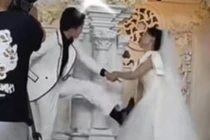 Đang mang bầu, cô dâu bị chú rể đạp ngã ở đám cưới vì...