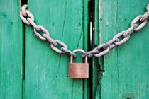 Mẹ nhốt 2 con gái ở nhà, bỏ đói đến chết gây phẫn nộ