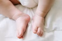 Bé trai hôn mê, chấn thương sọ não rồi qua đời vì bị bảo mẫu đánh