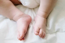 Bé trai hôn mê, chấn thương sọ não rồi qua đời vì bị bảo mẫu đánh