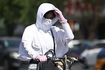 Áo chống nắng có thực sự...chống nắng? Chuyên gia tiết lộ sự thật