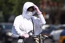 Áo chống nắng có thực sự...chống nắng? Chuyên gia tiết lộ sự thật