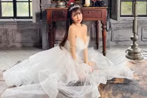 Đi tàu điện, mỹ nhân mặc hở bạo khoe vòng 1 "ná thở"