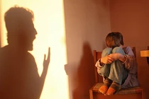 Cha bức xúc vì con trai bị giáo viên chế giễu gù lưng