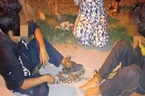 Mẹ trói 2 con bằng xích sắt, sự thật khiến ai cũng xót xa