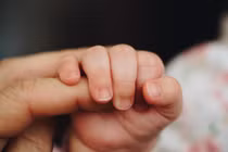 Mẹ trộn thuốc phiện vào sữa cho con vì muốn được...ngủ ngon