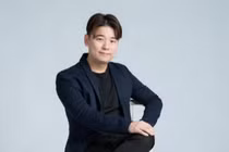 Bỏ học vì gia đình nợ nần, nay thành tỷ phú kiếm chục tỷ mỗi năm