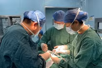 Cực dị cụ ông 79 tuổi đột nhiên ngực phát triển như thiếu nữ 