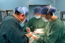 Cực dị cụ ông 79 tuổi đột nhiên ngực phát triển như thiếu nữ 