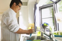 Rửa bát kiểu này, người đàn ông suýt mất mạng 