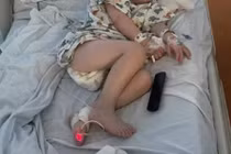 Để con nghịch điều khiển ti vi, bà ngoại hối hận cả đời