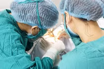 Bị muỗi đốt, người đàn ông nhiễm ký sinh trùng dài 15cm trong mắt