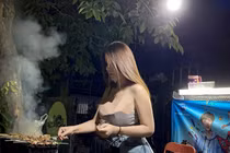Gu thời trang nóng bỏng mắt của hot girl cơm gà đang nổi đình đám 