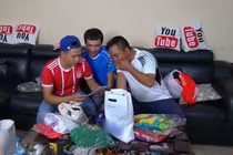 Quang Linh Vlogs đăng bức thư khiến netizen rơi nước mắt