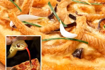 “Rợn tóc gáy” món pizza thịt rắn, ăn ngon như thịt gà 