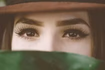 Đeo mi giả đến trường, nữ sinh sốc vì cô giáo làm điều này 