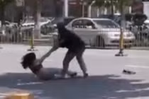 Cãi nhau, cô gái lột đồ giữa đường khiến bạn trai phát hoảng 