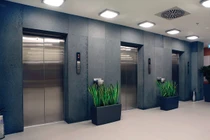 Sinh con ngay trong thang máy, cô gái làm điều kinh hãi