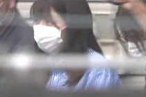 Dọn tủ cho con gái, mẹ thấy điều ghê rợn vội báo cảnh sát