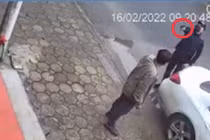 Người cầm vật giống súng chĩa thẳng vào mặt dân ở Hà Nội là Công an