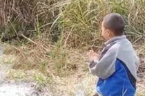 Tết Thanh minh, bé trai ra mộ bà xin điều không ngờ 