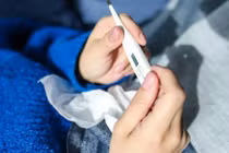 Coi thường bệnh cúm, nữ sinh hối không kịp, phải đi xe lăn