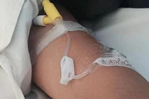 Chơi bài trong lớp, nam sinh bị giáo viên đánh dã man 