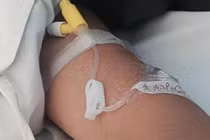 Chơi bài trong lớp, nam sinh bị giáo viên đánh dã man 