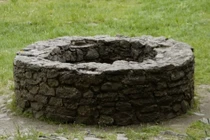 Giúp vợ nhặt điện thoại dưới giếng, nào ngờ gặp họa 3 người chết 