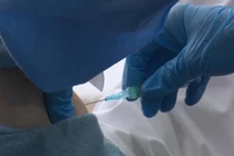 Người đàn ông “tự hoạn” sau tiêm vắc xin vì lý do gây choáng