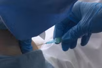 Người đàn ông “tự hoạn” sau tiêm vắc xin vì lý do gây choáng