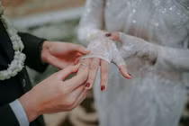 Chú rể bỏ trốn trước đám cưới, cô dâu làm lễ với...bố chồng