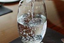 Suýt chết vì uống 5 lít nước một ngày để giảm cân đón Tết