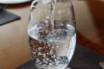 Suýt chết vì uống 5 lít nước một ngày để giảm cân đón Tết