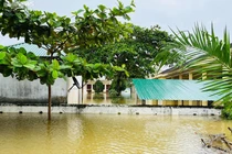 Ảnh: Trường học bị nhấn chìm trong lũ, 1.500 hộ dân bị cô lập