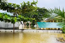 Ảnh: Trường học bị nhấn chìm trong lũ, 1.500 hộ dân bị cô lập