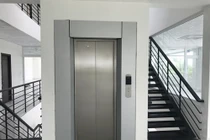 Nghe tiếng động lạ trong thang máy, mở ra thấy cảnh rụng rời