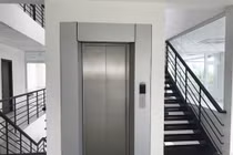 Nghe tiếng động lạ trong thang máy, mở ra thấy cảnh rụng rời