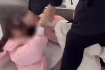 Bé gái 16 tuổi bị bố đánh sảy thai vì muốn xin tiền cấp dưỡng