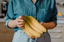 Ra mắt nhà bạn trai, cô gái bị chê không đứng đắn vì...ăn chuối