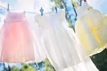 Chơi một mình, bé gái 5 tuổi bị thanh phơi quần áo đâm vào cổ