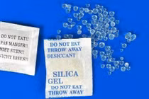 Con nuốt phải túi hút ẩm, mẹ làm điều này được bác sĩ khen 