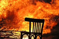 Bị tố cáo chuyện dùng ma túy, chồng phóng hỏa thiêu vợ tử vong