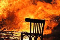 Bị tố cáo chuyện dùng ma túy, chồng phóng hỏa thiêu vợ tử vong