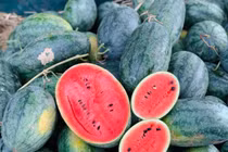 Mua phải dưa hấu nhạt, người đàn ông làm điều kinh hãi