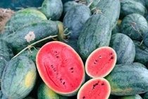 Mua phải dưa hấu nhạt, người đàn ông làm điều kinh hãi