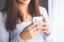 Con gái suốt ngày nghịch điện thoại, bố làm điều đáng sợ 