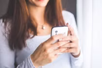 Con gái suốt ngày nghịch điện thoại, bố làm điều đáng sợ 